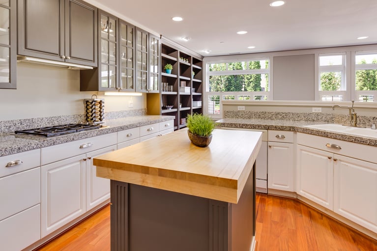 Pros and Cons of Painting Oak Cabinets White in Omaha, NE