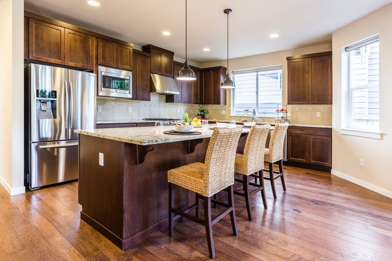 Pros & Cons of Dark Kitchen Cabinets